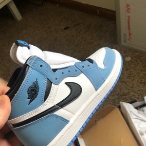 Jordan 1  university BLU. NEVER WORN